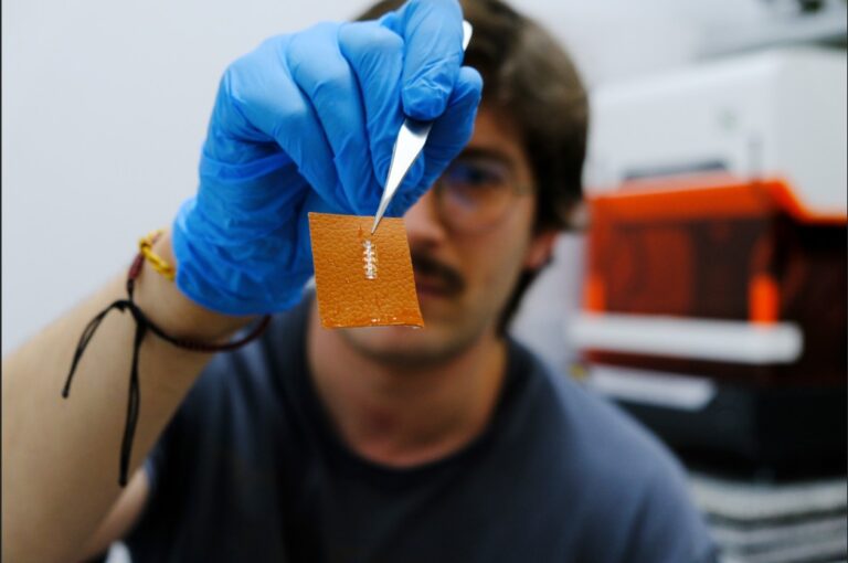 Investigadores del ICMM crean «tatuajes electrónicos» de bajo costo que se adaptan a todo tipo de superficies